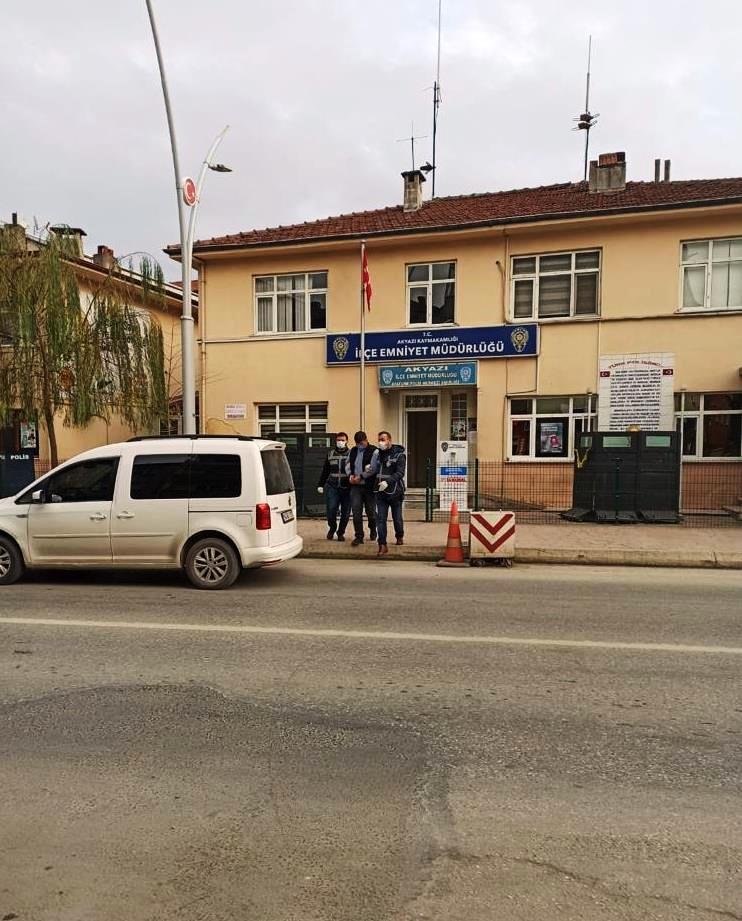 Polis baskın yapınca kendilerini uyuşturucu sattıkları atölyeye kilitlediler 