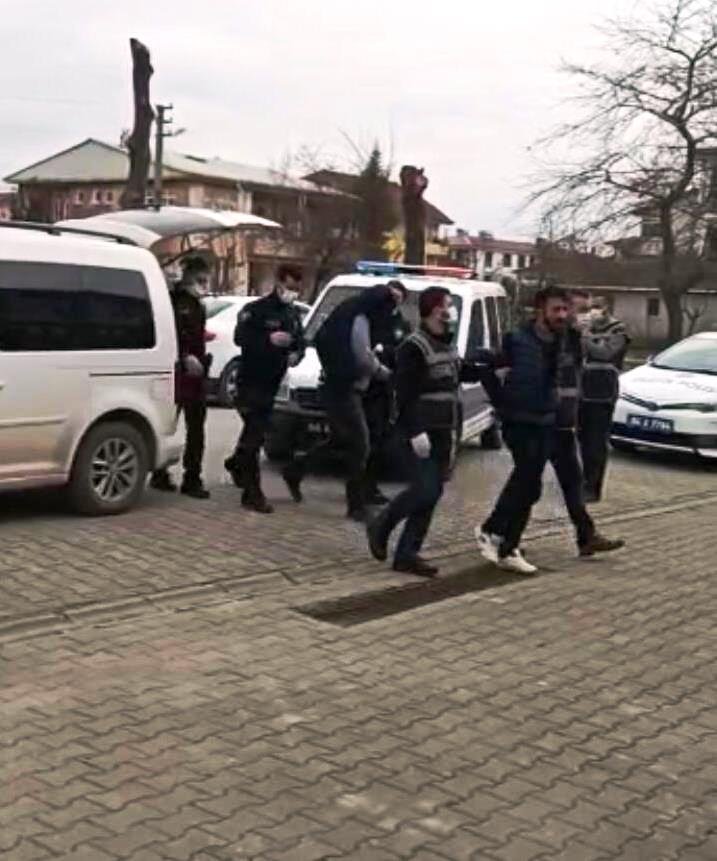 Polis baskın yapınca kendilerini uyuşturucu sattıkları atölyeye kilitlediler 