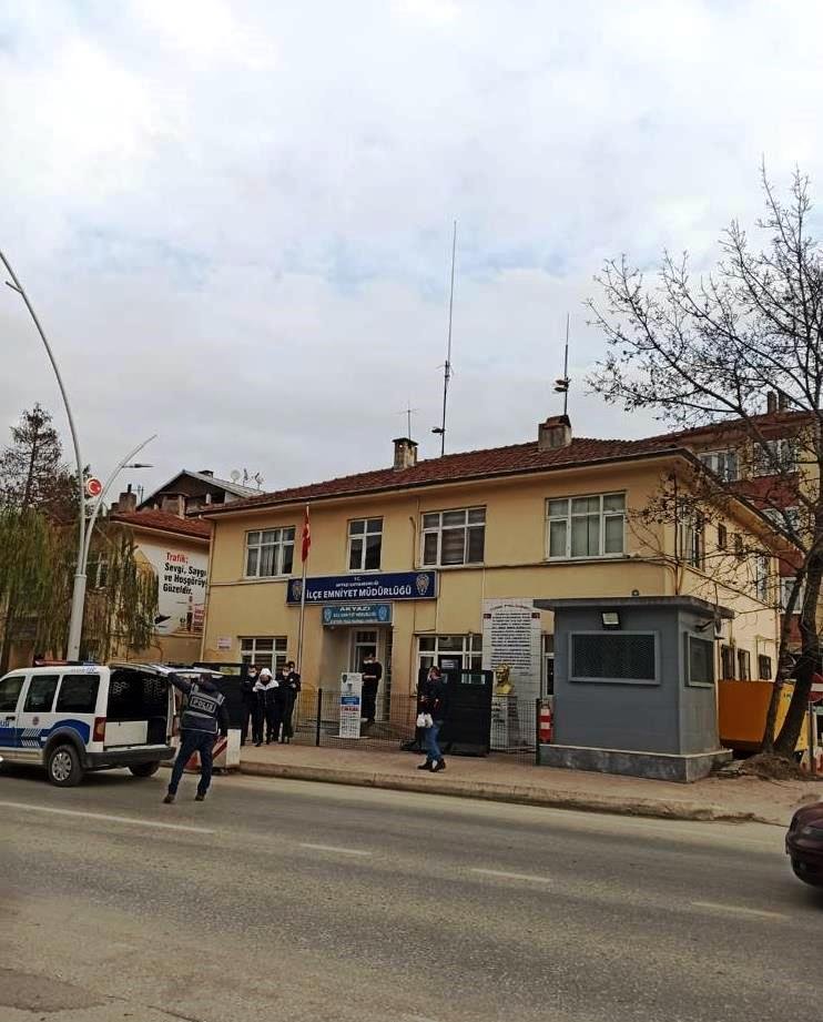 Polis baskın yapınca kendilerini uyuşturucu sattıkları atölyeye kilitlediler 