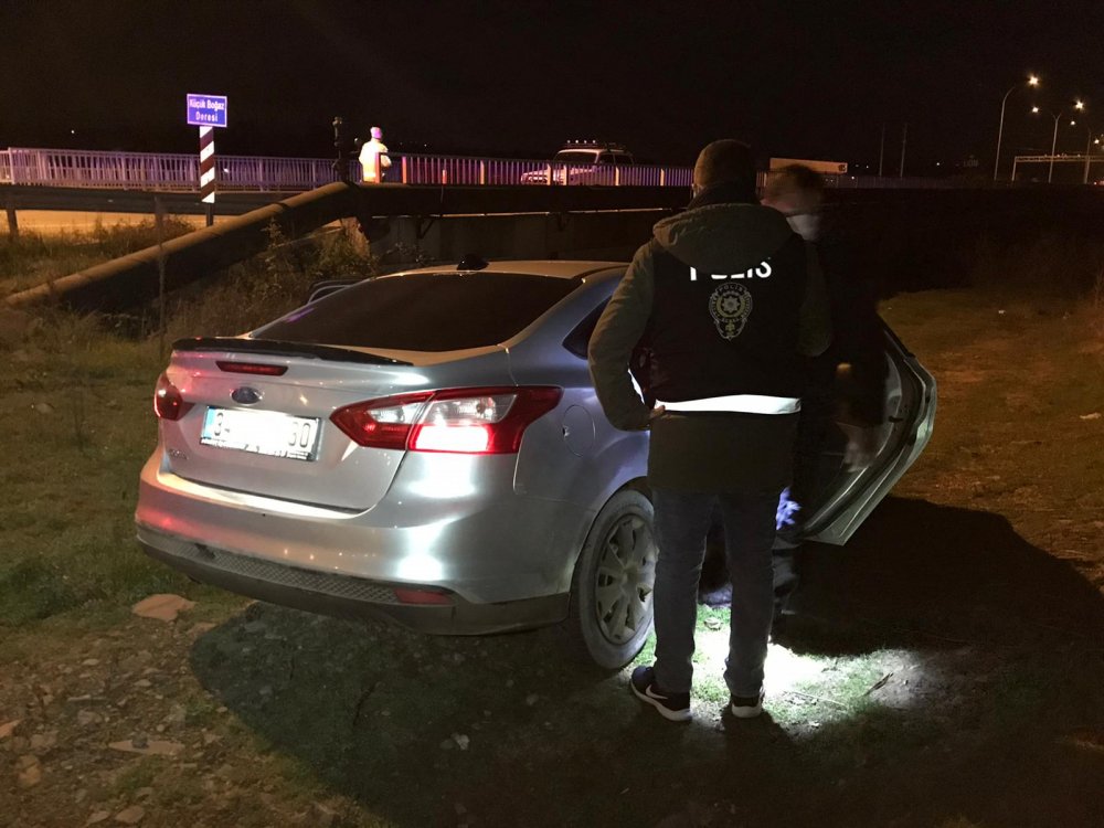 Polisi uygulamasını görünce otomobili bırakıp kaçmaya çalıştılar