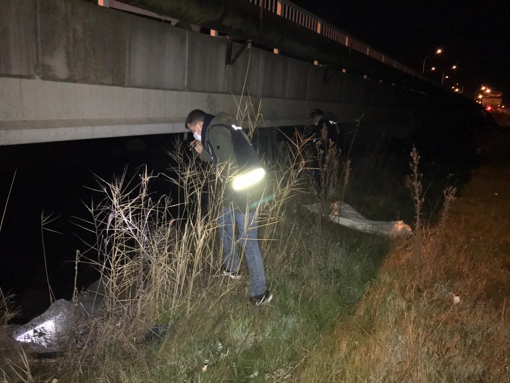 Polisi uygulamasını görünce otomobili bırakıp kaçmaya çalıştılar