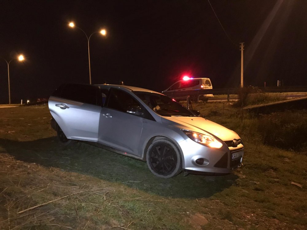 Polisi uygulamasını görünce otomobili bırakıp kaçmaya çalıştılar