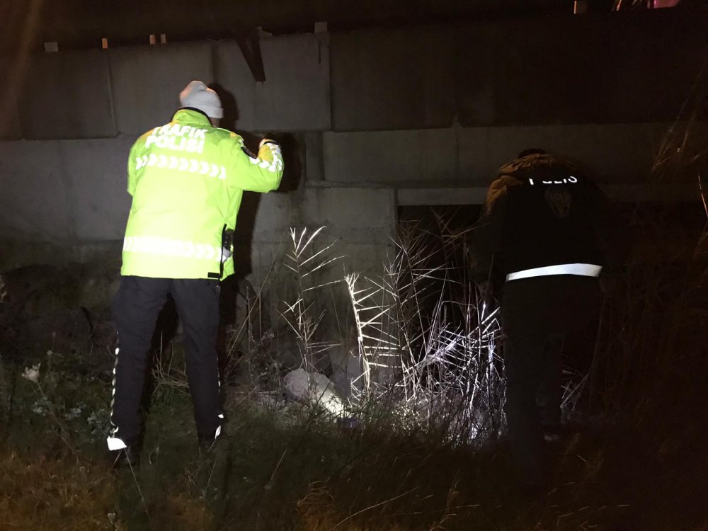 Polisi uygulamasını görünce otomobili bırakıp kaçmaya çalıştılar