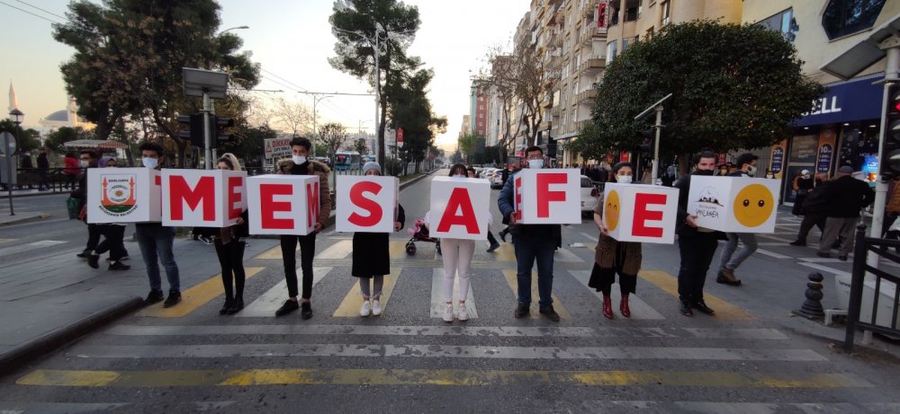 Şanlıurfalı tiyatroculardan cadde ortasında koronavirüs mesajı