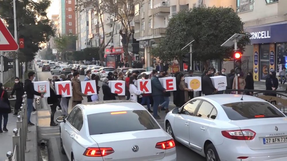 Şanlıurfalı tiyatroculardan cadde ortasında koronavirüs mesajı