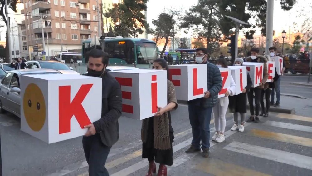 Şanlıurfalı tiyatroculardan cadde ortasında koronavirüs mesajı