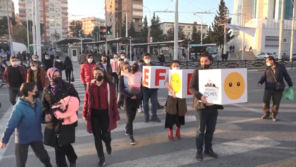 Şanlıurfalı tiyatroculardan cadde ortasında koronavirüs mesajı