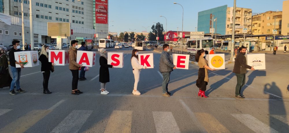 Şanlıurfalı tiyatroculardan cadde ortasında koronavirüs mesajı