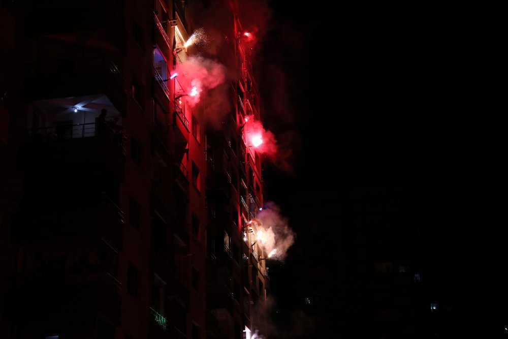 Site sakinleri meşalelerle geceyi aydınlattı, İstiklal Marşı'yla 2021’i karşıladı