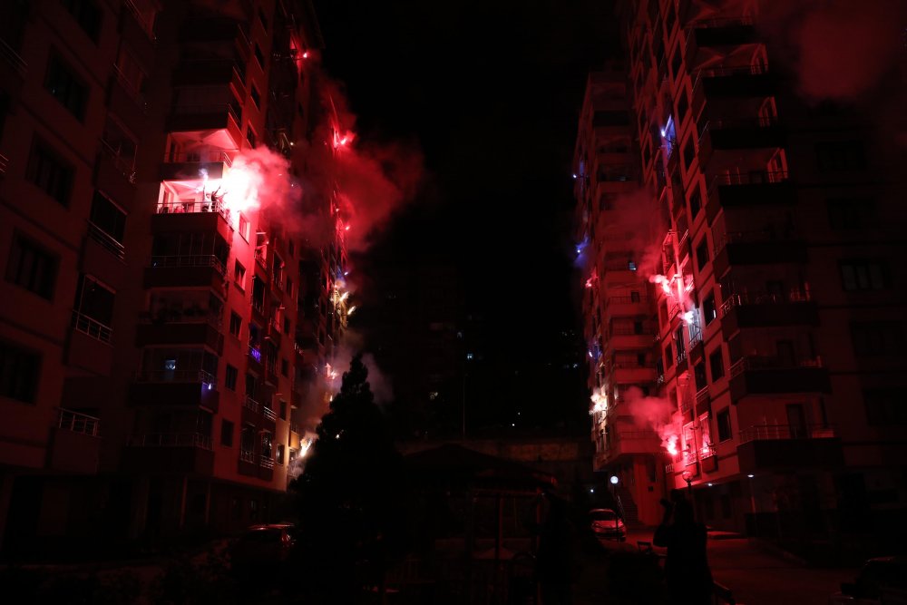 Site sakinleri meşalelerle geceyi aydınlattı, İstiklal Marşı'yla 2021’i karşıladı