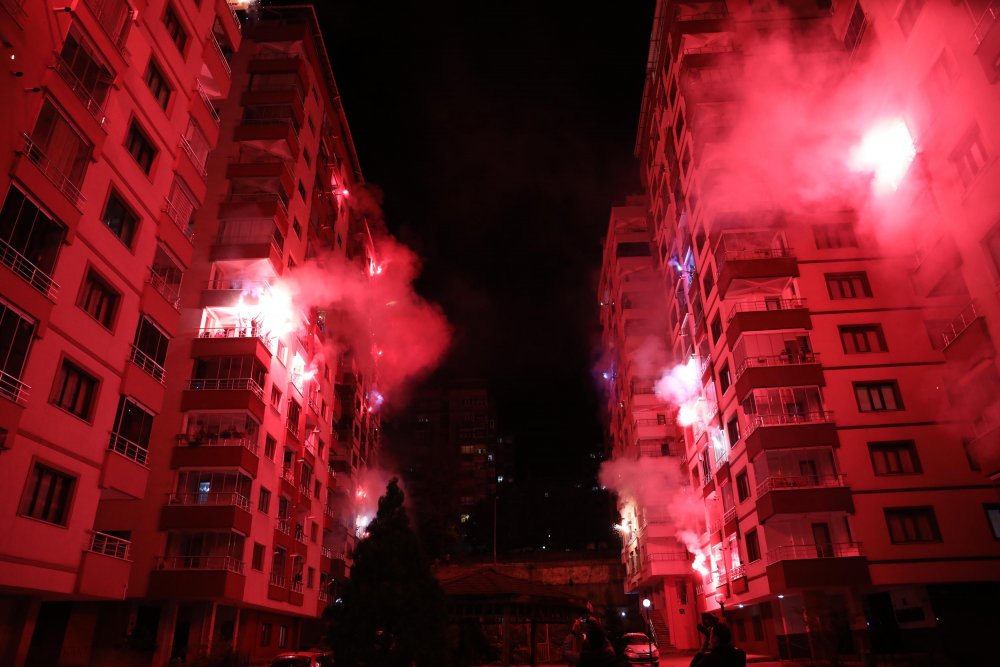 Site sakinleri meşalelerle geceyi aydınlattı, İstiklal Marşı'yla 2021’i karşıladı