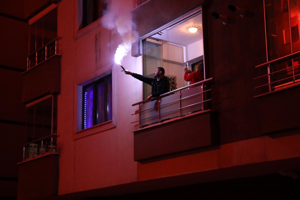 Site sakinleri meşalelerle geceyi aydınlattı, İstiklal Marşı'yla 2021’i karşıladı