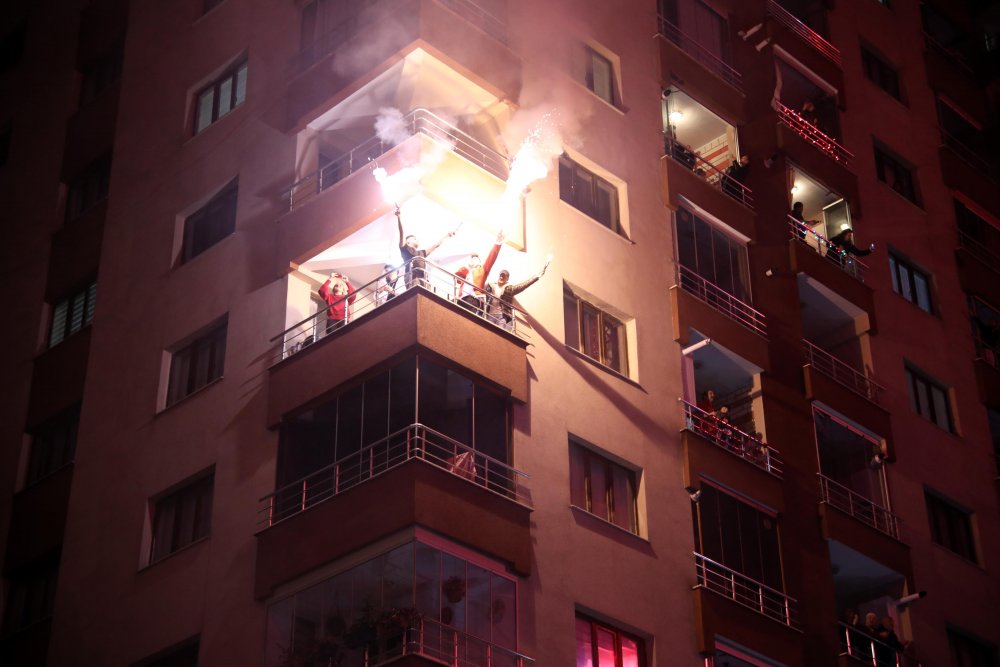 Site sakinleri meşalelerle geceyi aydınlattı, İstiklal Marşı'yla 2021’i karşıladı