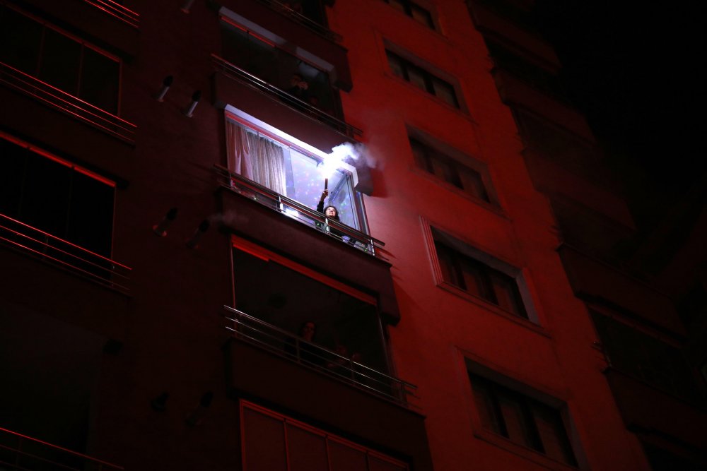 Site sakinleri meşalelerle geceyi aydınlattı, İstiklal Marşı'yla 2021’i karşıladı