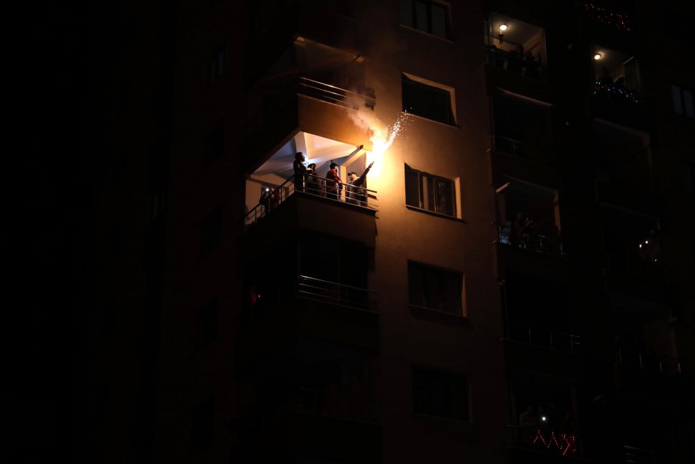 Site sakinleri meşalelerle geceyi aydınlattı, İstiklal Marşı'yla 2021’i karşıladı