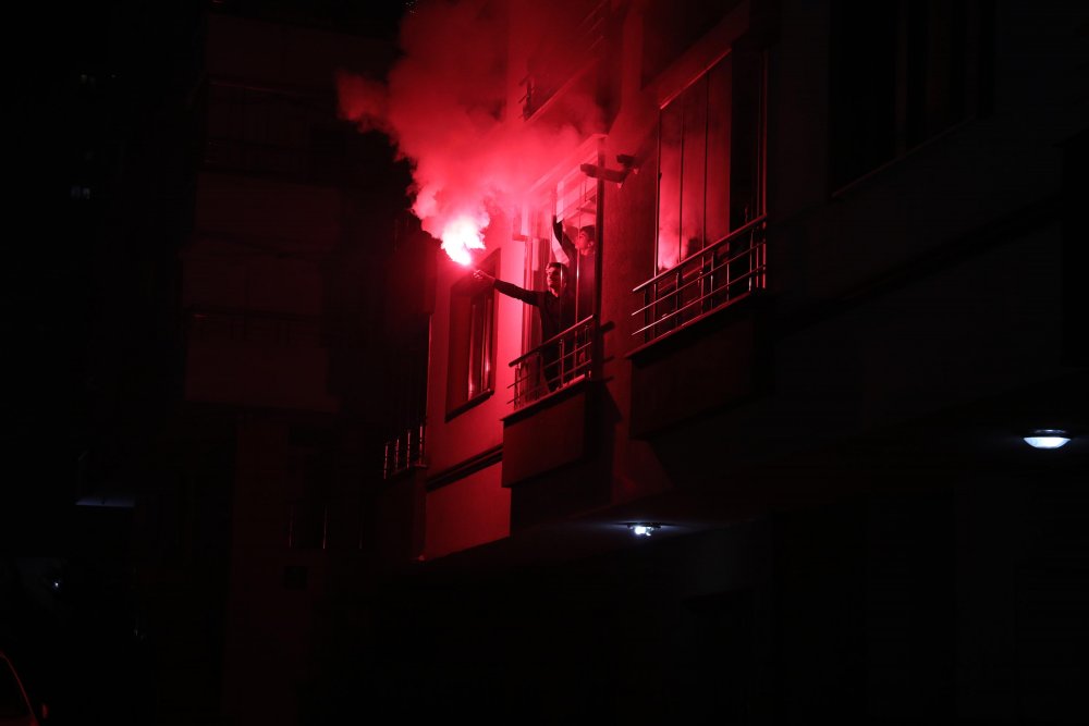 Site sakinleri meşalelerle geceyi aydınlattı, İstiklal Marşı'yla 2021’i karşıladı