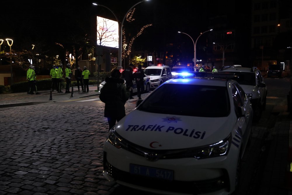Site sakinleri meşalelerle geceyi aydınlattı, İstiklal Marşı'yla 2021’i karşıladı