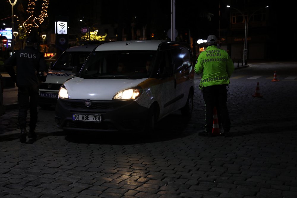 Site sakinleri meşalelerle geceyi aydınlattı, İstiklal Marşı'yla 2021’i karşıladı