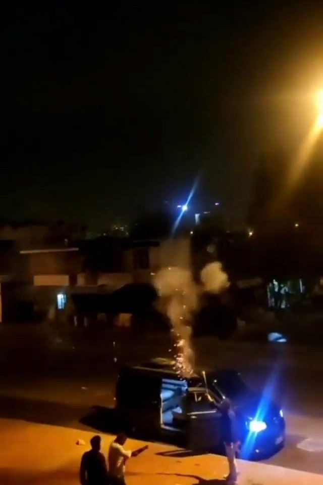 Sokakta yılbaşı kutlayan gençler polisi görünce kaçtı
