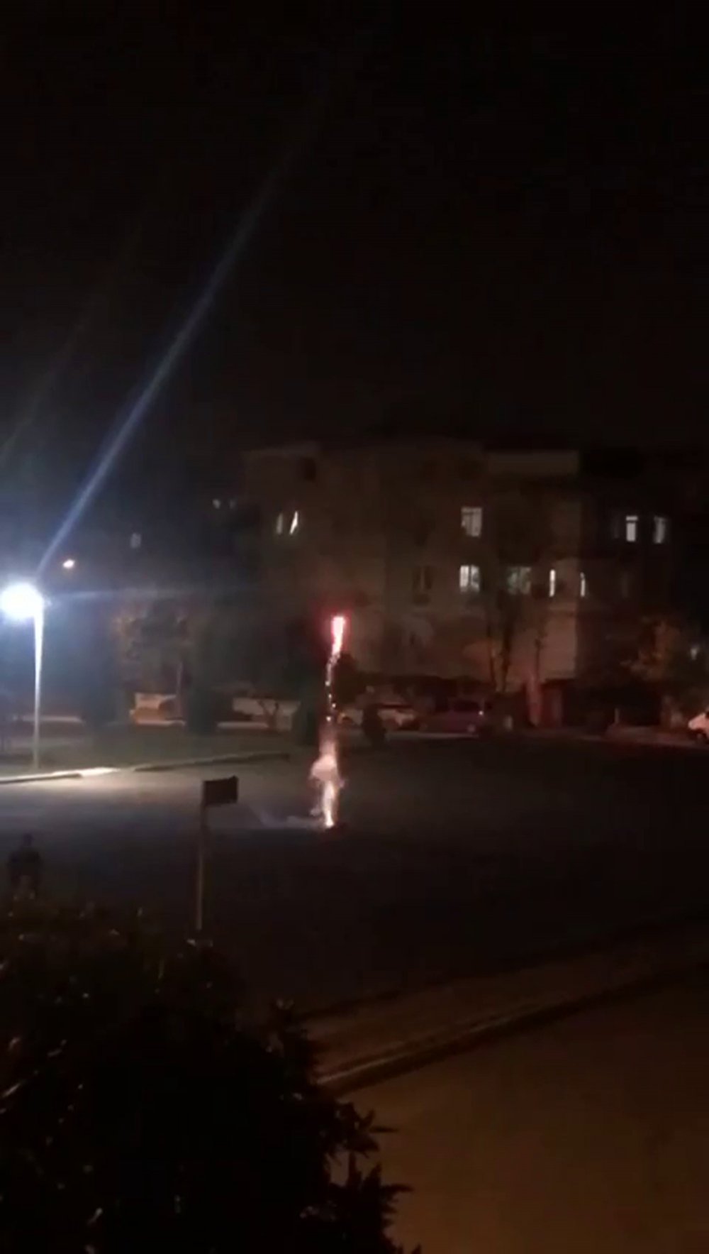 Sokakta yılbaşı kutlayan gençler polisi görünce kaçtı