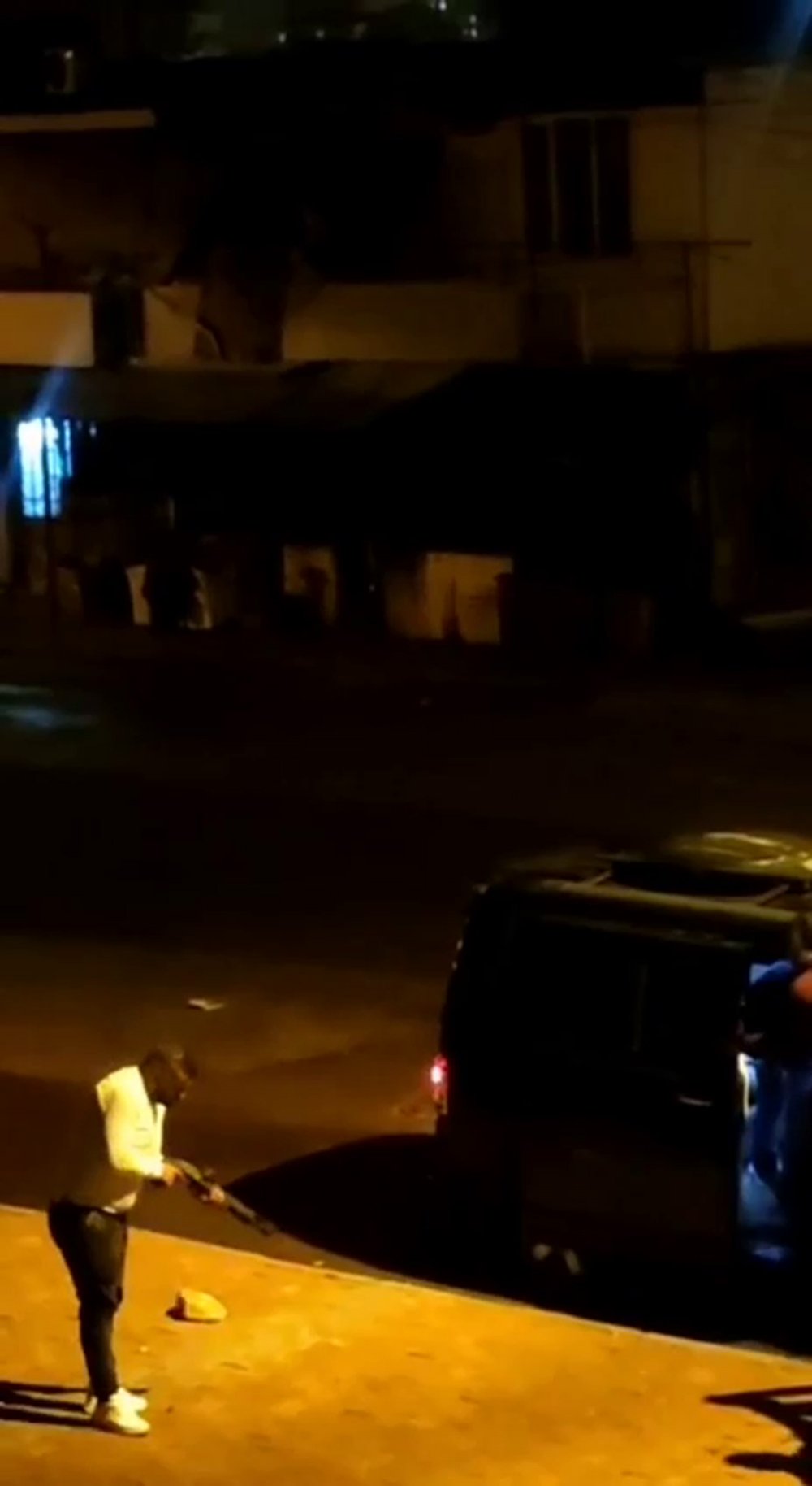 Sokakta yılbaşı kutlayan gençler polisi görünce kaçtı