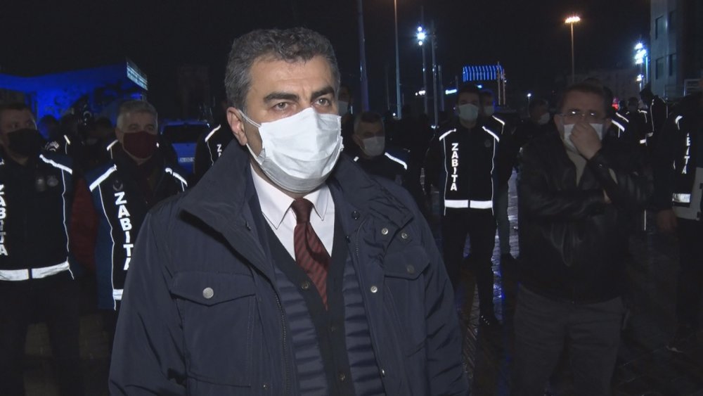 Taksim'de zabıtadan yeni yılı türkülü karşılama