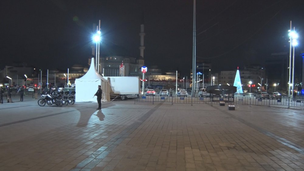 Taksim'de zabıtadan yeni yılı türkülü karşılama