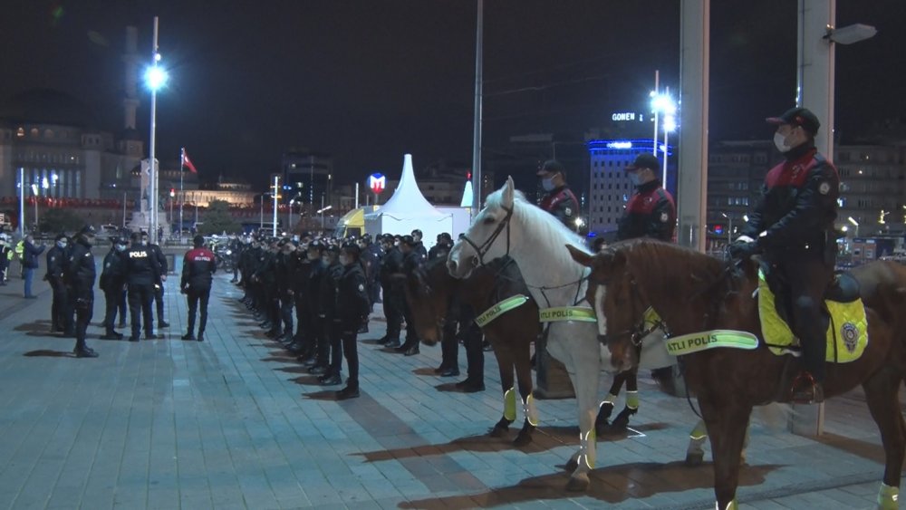 Taksim'de zabıtadan yeni yılı türkülü karşılama