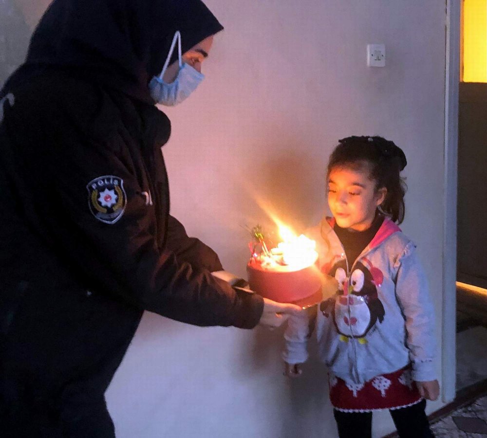 155'i arayan Rabia'ya polisten 'doğum günü' sürprizi
