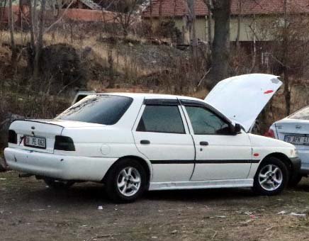3 kişi çaldıkları otomobilde pizza yerken yakalandı