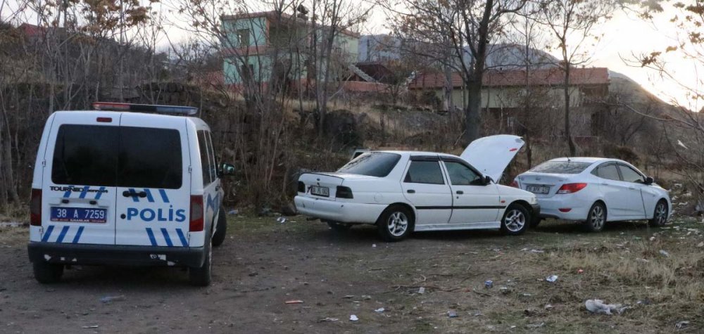 3 kişi çaldıkları otomobilde pizza yerken yakalandı