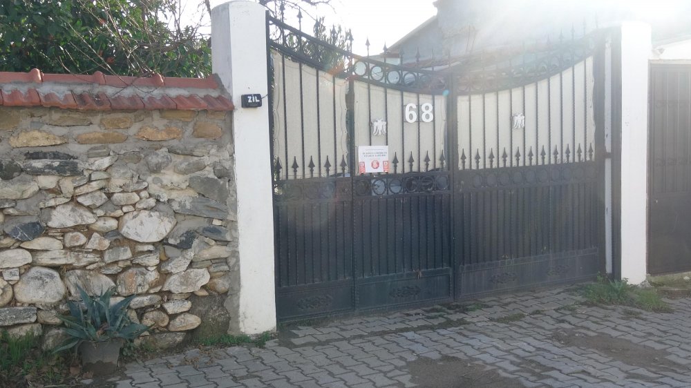 Evinin önünde, jandarma ekipleri nöbet tutuyor; TÜRKİYE'ye İngiltere'den geldi ve mutasyonlu virüsü taşıdı: Edremit'te mutasyona uğramış virüslü vakanın evi, karantinaya alındı