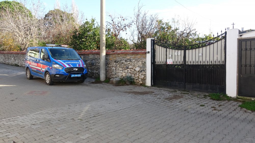 Evinin önünde, jandarma ekipleri nöbet tutuyor; TÜRKİYE'ye İngiltere'den geldi ve mutasyonlu virüsü taşıdı: Edremit'te mutasyona uğramış virüslü vakanın evi, karantinaya alındı