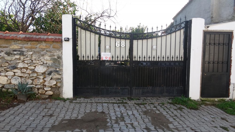 Evinin önünde, jandarma ekipleri nöbet tutuyor; TÜRKİYE'ye İngiltere'den geldi ve mutasyonlu virüsü taşıdı: Edremit'te mutasyona uğramış virüslü vakanın evi, karantinaya alındı