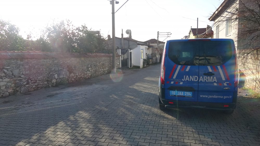 Evinin önünde, jandarma ekipleri nöbet tutuyor; TÜRKİYE'ye İngiltere'den geldi ve mutasyonlu virüsü taşıdı: Edremit'te mutasyona uğramış virüslü vakanın evi, karantinaya alındı