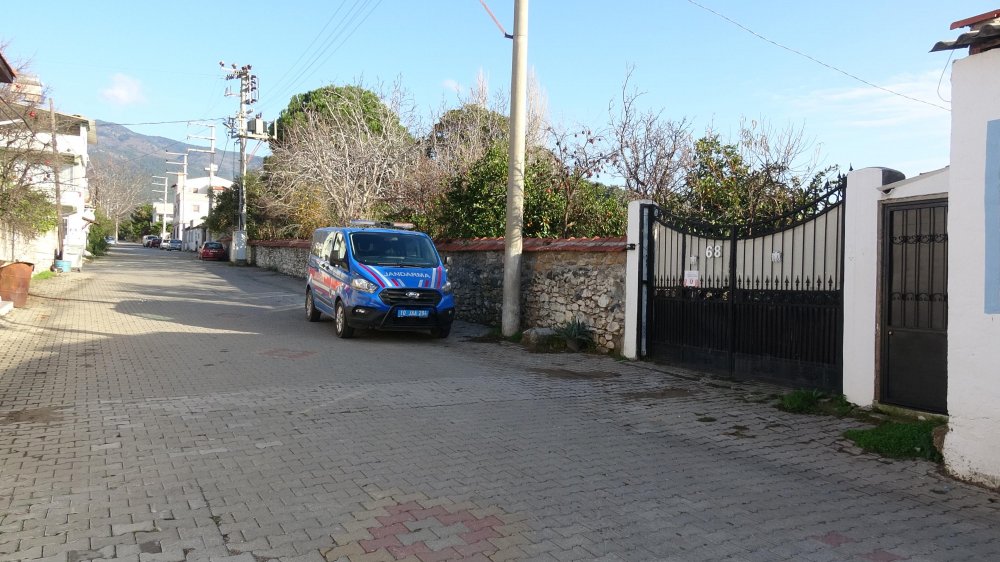 Evinin önünde, jandarma ekipleri nöbet tutuyor; TÜRKİYE'ye İngiltere'den geldi ve mutasyonlu virüsü taşıdı: Edremit'te mutasyona uğramış virüslü vakanın evi, karantinaya alındı