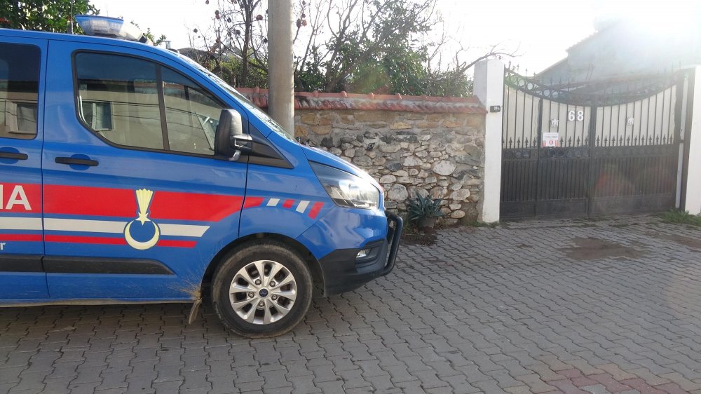 Evinin önünde, jandarma ekipleri nöbet tutuyor; TÜRKİYE'ye İngiltere'den geldi ve mutasyonlu virüsü taşıdı: Edremit'te mutasyona uğramış virüslü vakanın evi, karantinaya alındı