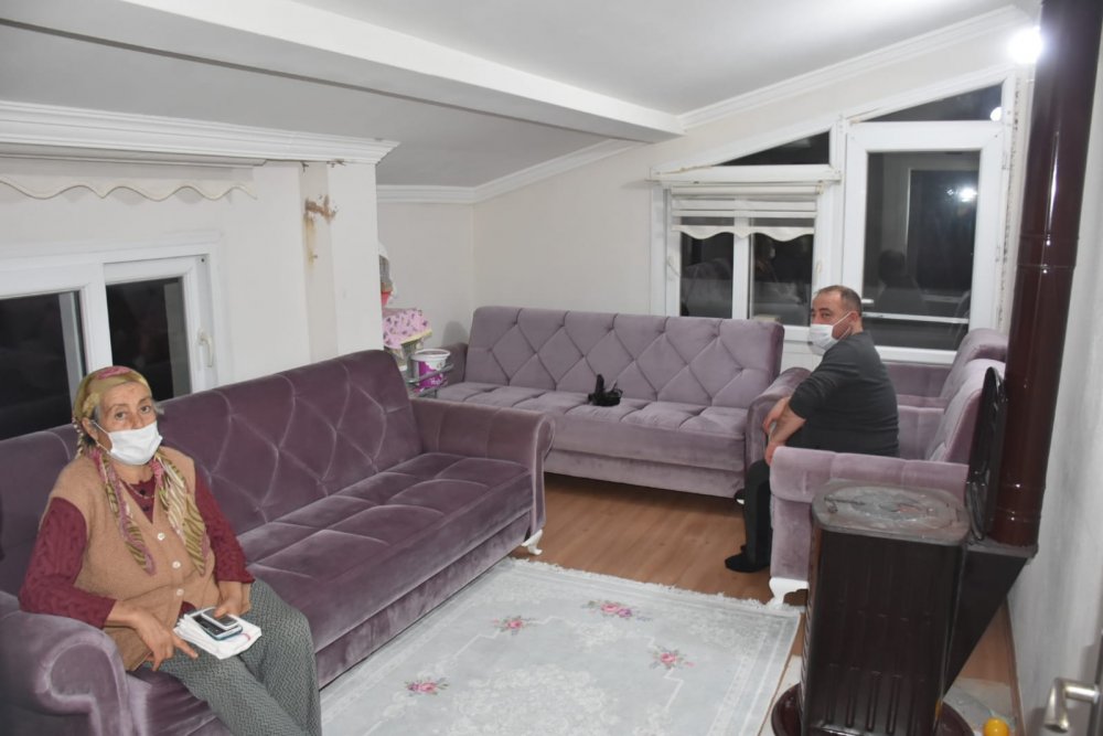 Evlerine yıldırım düşen aile korku dolu anlar yaşadı