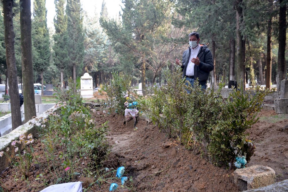 Okul müdürünün dayanılmaz  acısı:  21 günde annesi, babası ve iki ablasını toprağa verdi