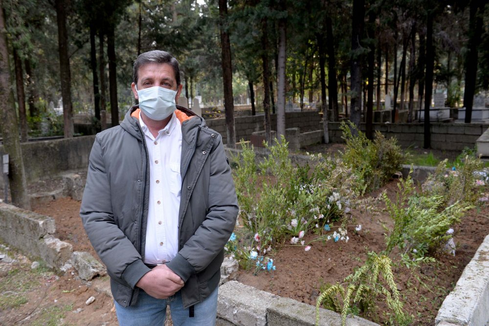 Okul müdürünün dayanılmaz  acısı:  21 günde annesi, babası ve iki ablasını toprağa verdi