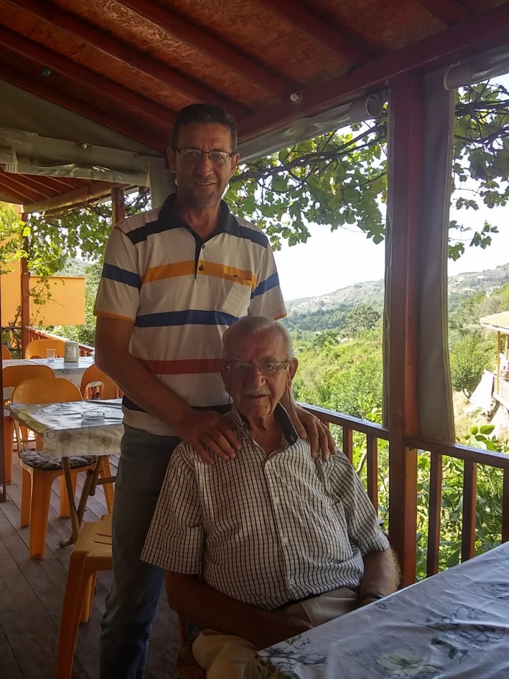 Okul müdürünün dayanılmaz  acısı:  21 günde annesi, babası ve iki ablasını toprağa verdi