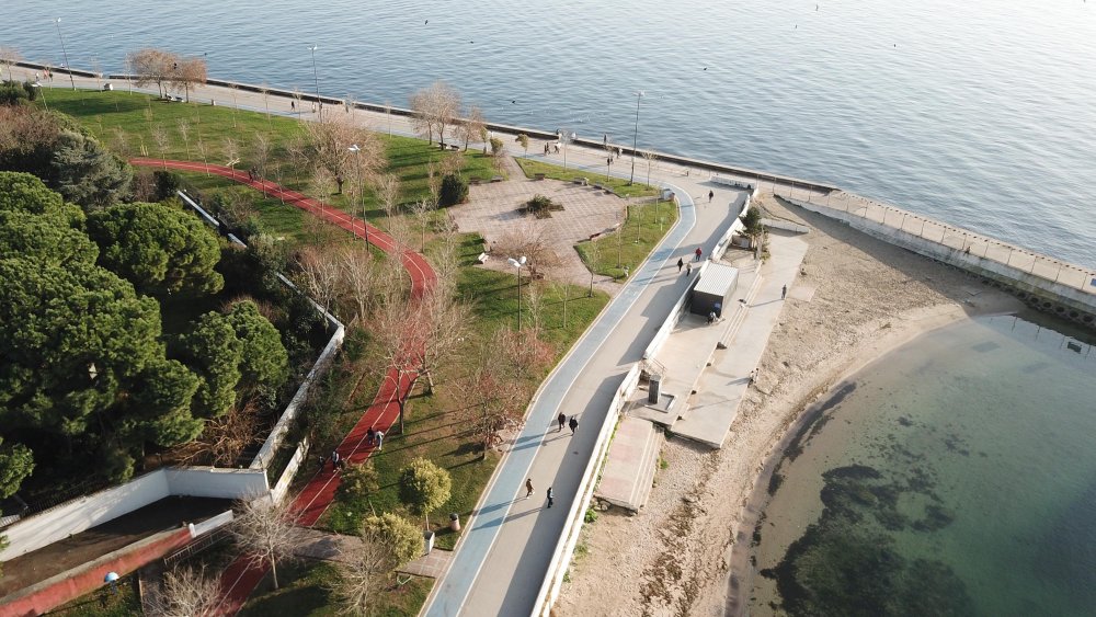Sokağa çıkma kısıtlamasında Caddebostan Sahili'ne akın ettiler 