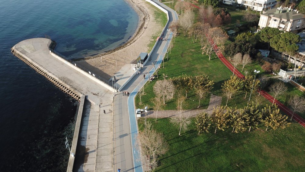 Sokağa çıkma kısıtlamasında Caddebostan Sahili'ne akın ettiler 