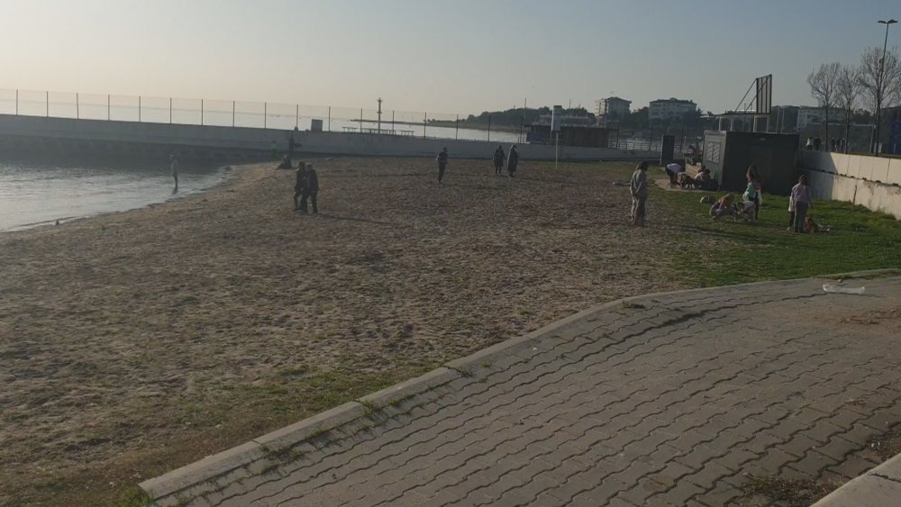 Sokağa çıkma kısıtlamasında Caddebostan Sahili'ne akın ettiler 