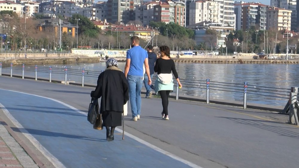 Sokağa çıkma kısıtlamasında Caddebostan Sahili'ne akın ettiler 