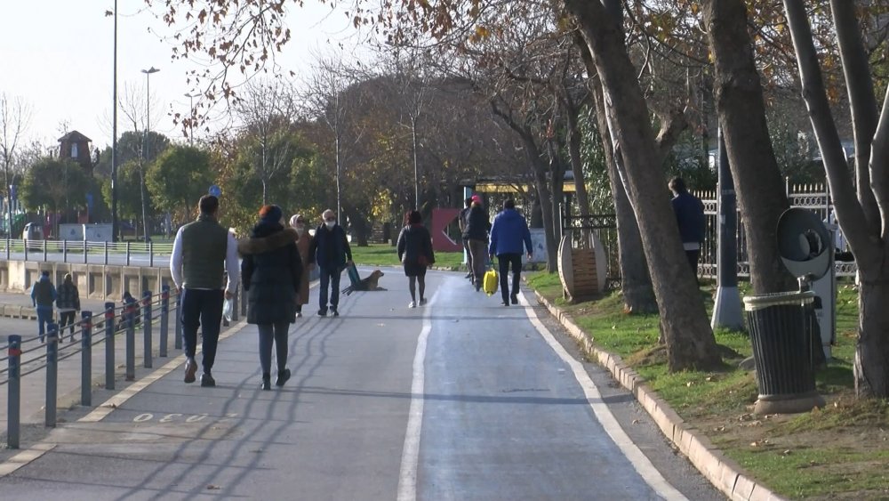 Sokağa çıkma kısıtlamasında Caddebostan Sahili'ne akın ettiler 