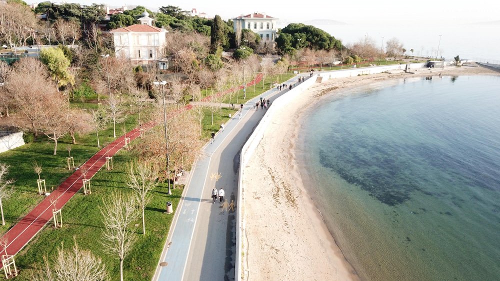 Sokağa çıkma kısıtlamasında Caddebostan Sahili'ne akın ettiler 