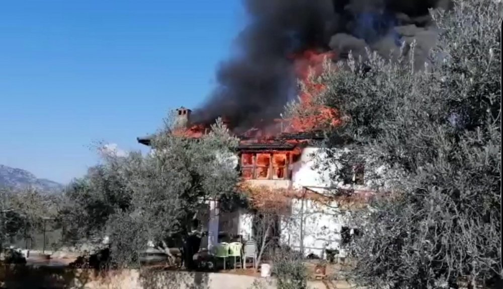 Tarlaya giden çiftin iki katlı evi alev alev yandı