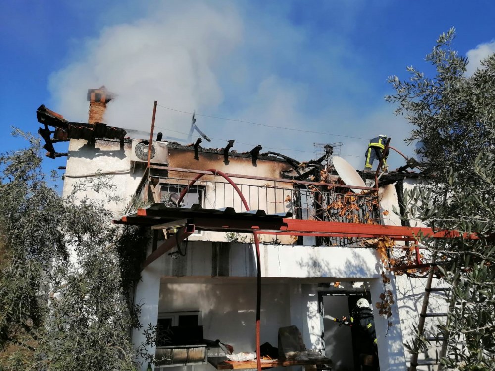 Tarlaya giden çiftin iki katlı evi alev alev yandı