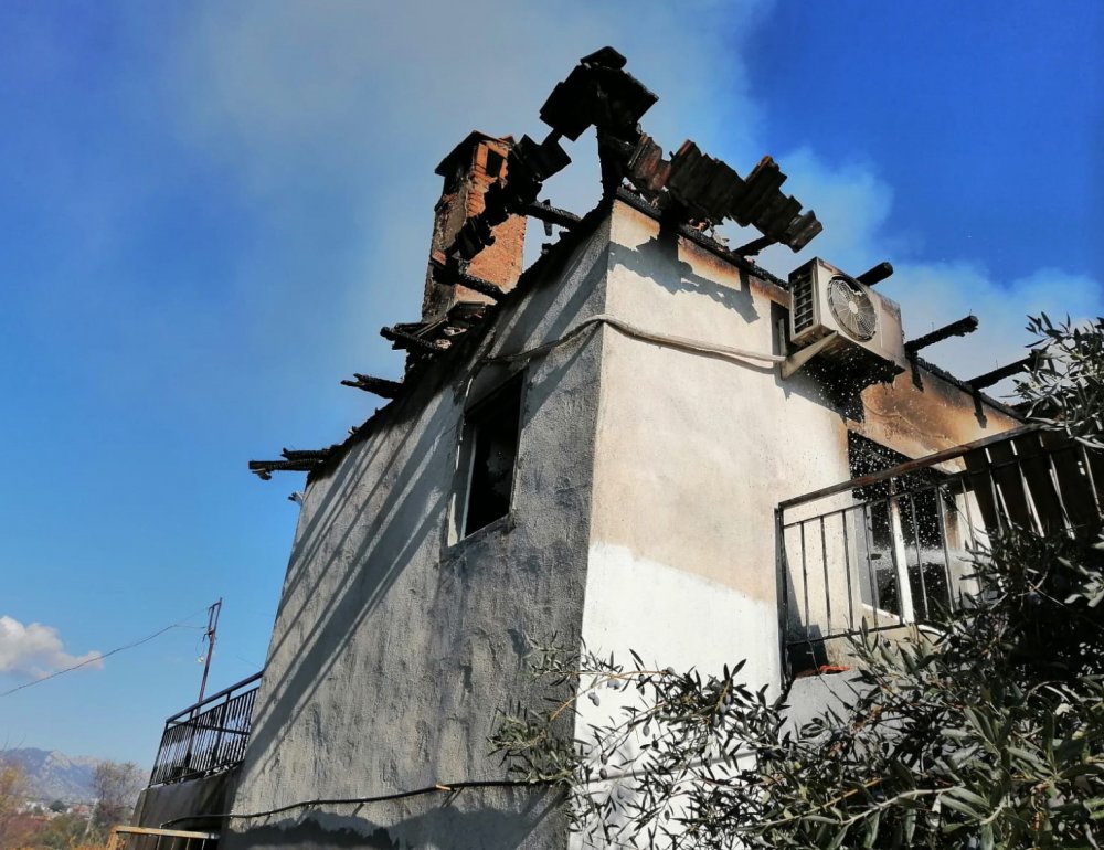 Tarlaya giden çiftin iki katlı evi alev alev yandı